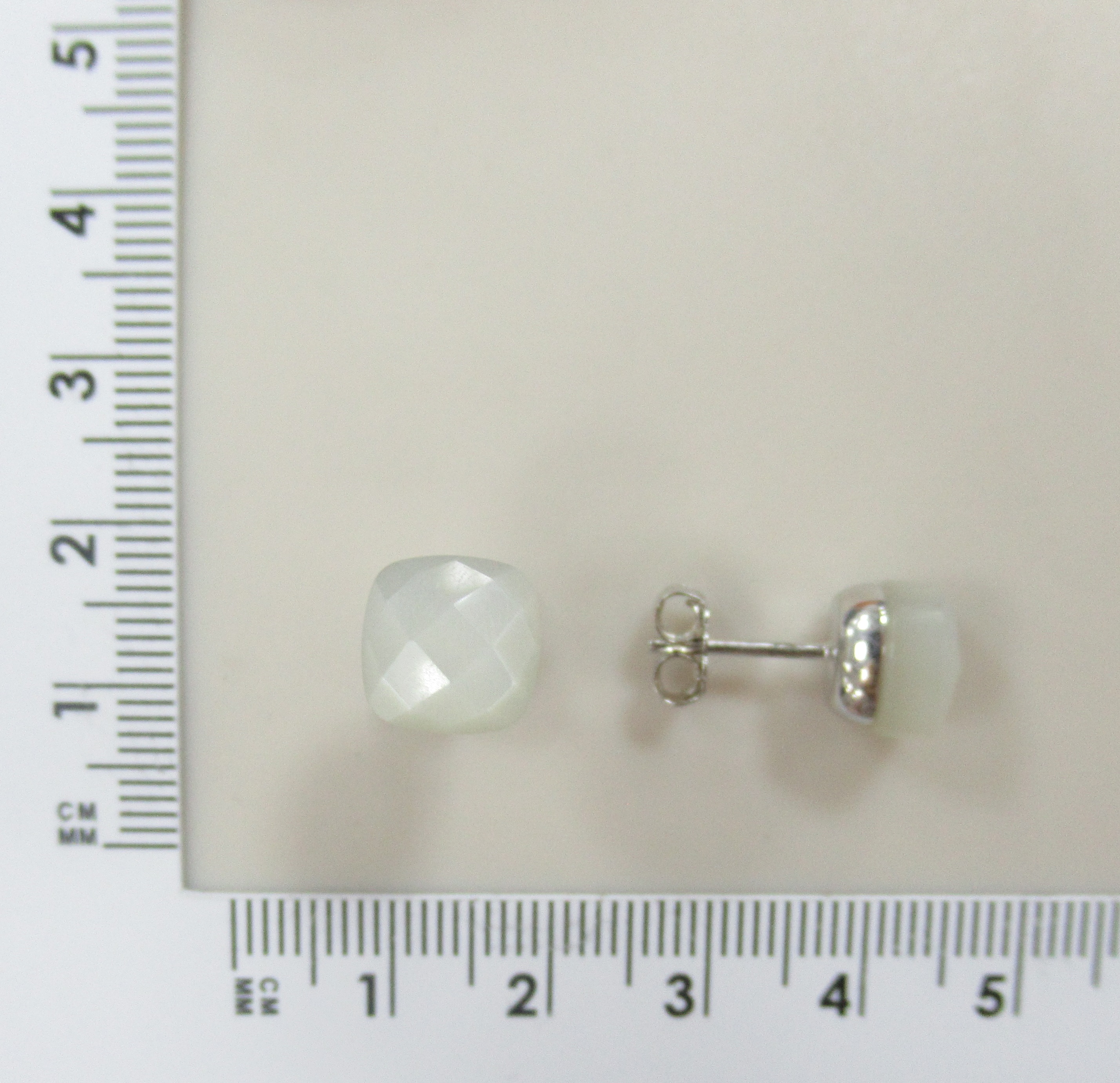 Серебряные серьги-пусеты с лунными камнями